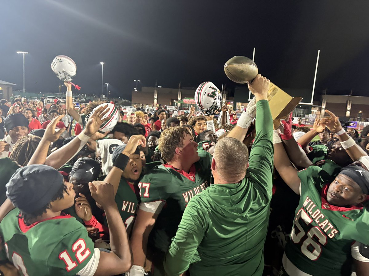 lnwildcats's tweet photo. The Wildcats take back the Bill Duke trophy with a 28-21 win over Carmel. LN is now 4-1, 3-0 in the MIC. Great job Wildcats! @KyleNeddenriep @LNHSwildcats @ltgoodnews @LNWildcatsFB @coach_mal https://t.co/ceUUGlpHHJ