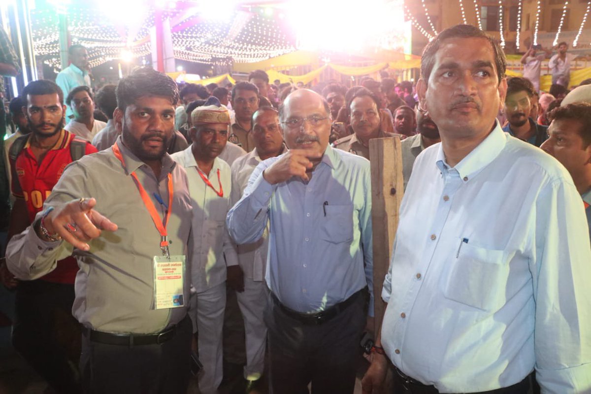 CommissionerAgr's tweet photo. @adgzoneagra @digrangeagra व मथुरा जिला प्रशासनिक अधिकारियों संग बरसाना में राधाष्टमी के त्यौहार को सकुशल संपन्न कराए जाने के दृष्टिगत मेला परिसर का भ्रमण कर सुरक्षा व्यवस्था का जायजा लिया व सम्बन्धित को आवश्यक दिशा-निर्देश दिये गये. https://t.co/BY6NE8o8OX