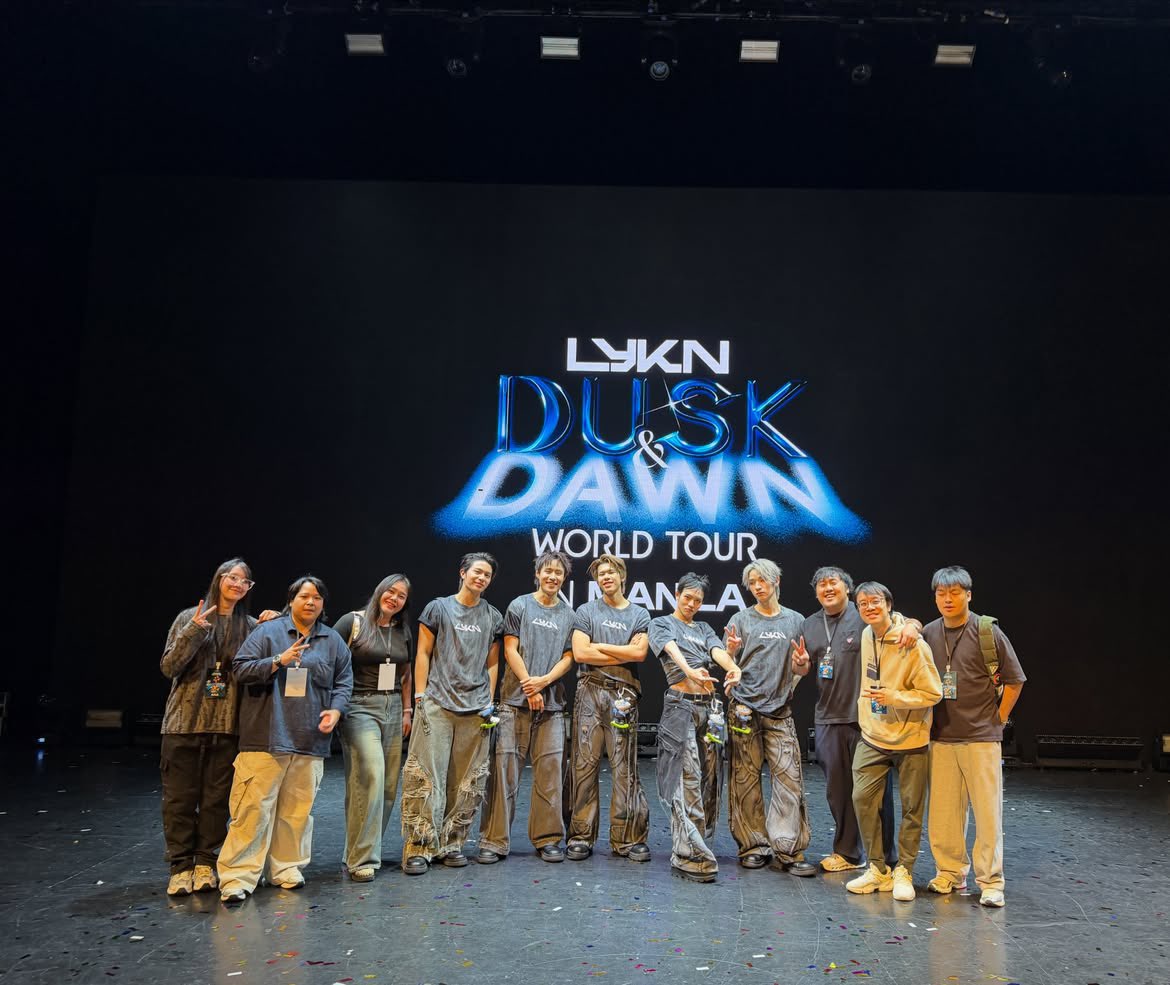 valcrazyforWE's tweet photo. Lykn with the staff in the Manila concert 🤍

💬: IT’S A WRAP!!

#LYKNDuskAndDawnxManila https://t.co/1kYKqFQrr6