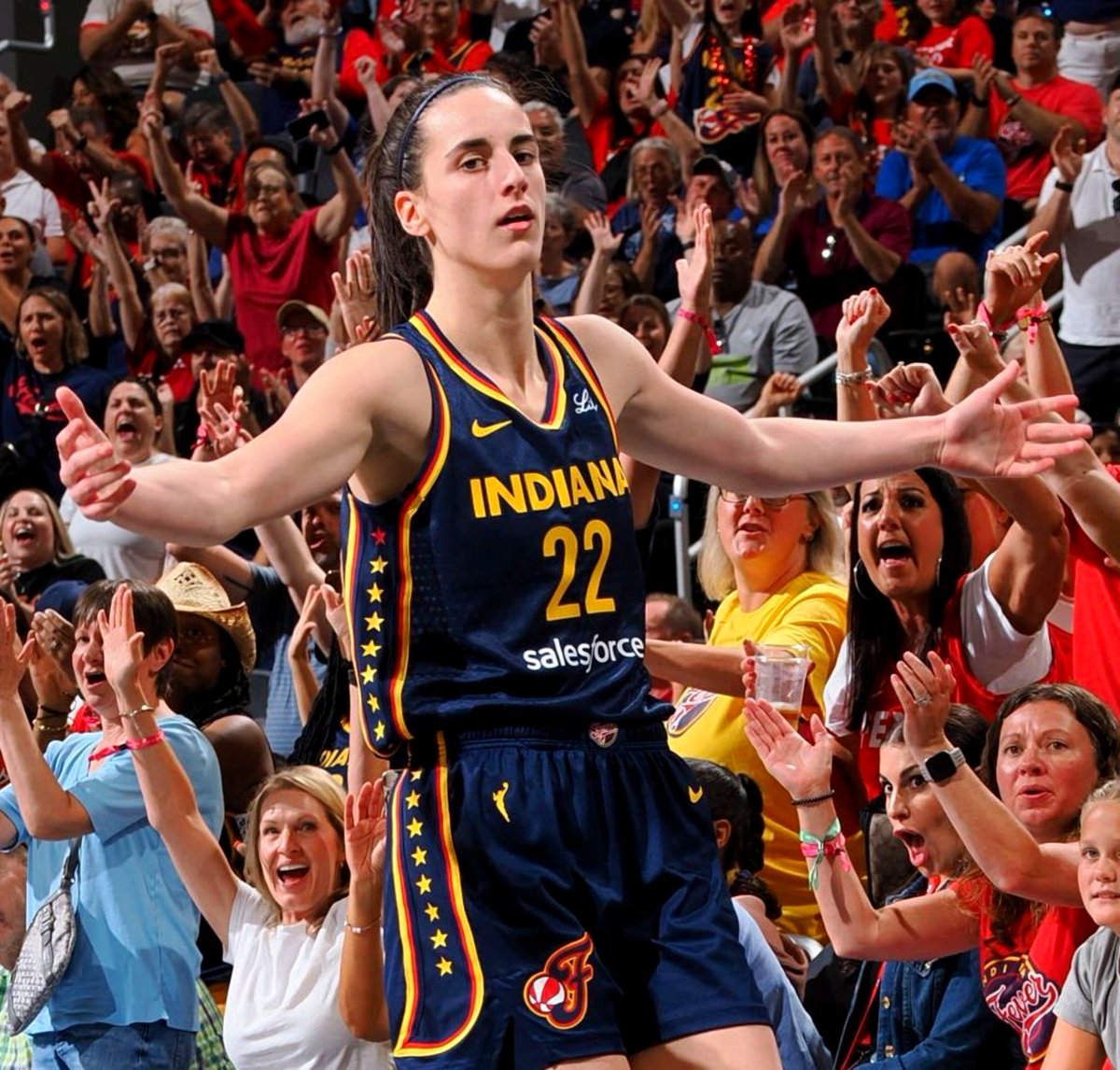 BronMuse's tweet photo. CAITLIN CLARK LAST 3 GAMES:

37 PTS, 10 AST, 8 3PM, 72% TS
34 PTS, 12 AST, 6 3PM, 79% TS
28 PTS, 14 AST, 6 REB, 69% TS

33.0 PPG, 12.0 APG, 4.7 RPG, 5.3 3PM, 55/50/86%, 73% TS 🤯🔥🔥🔥 https://t.co/rrq9b6jfOo