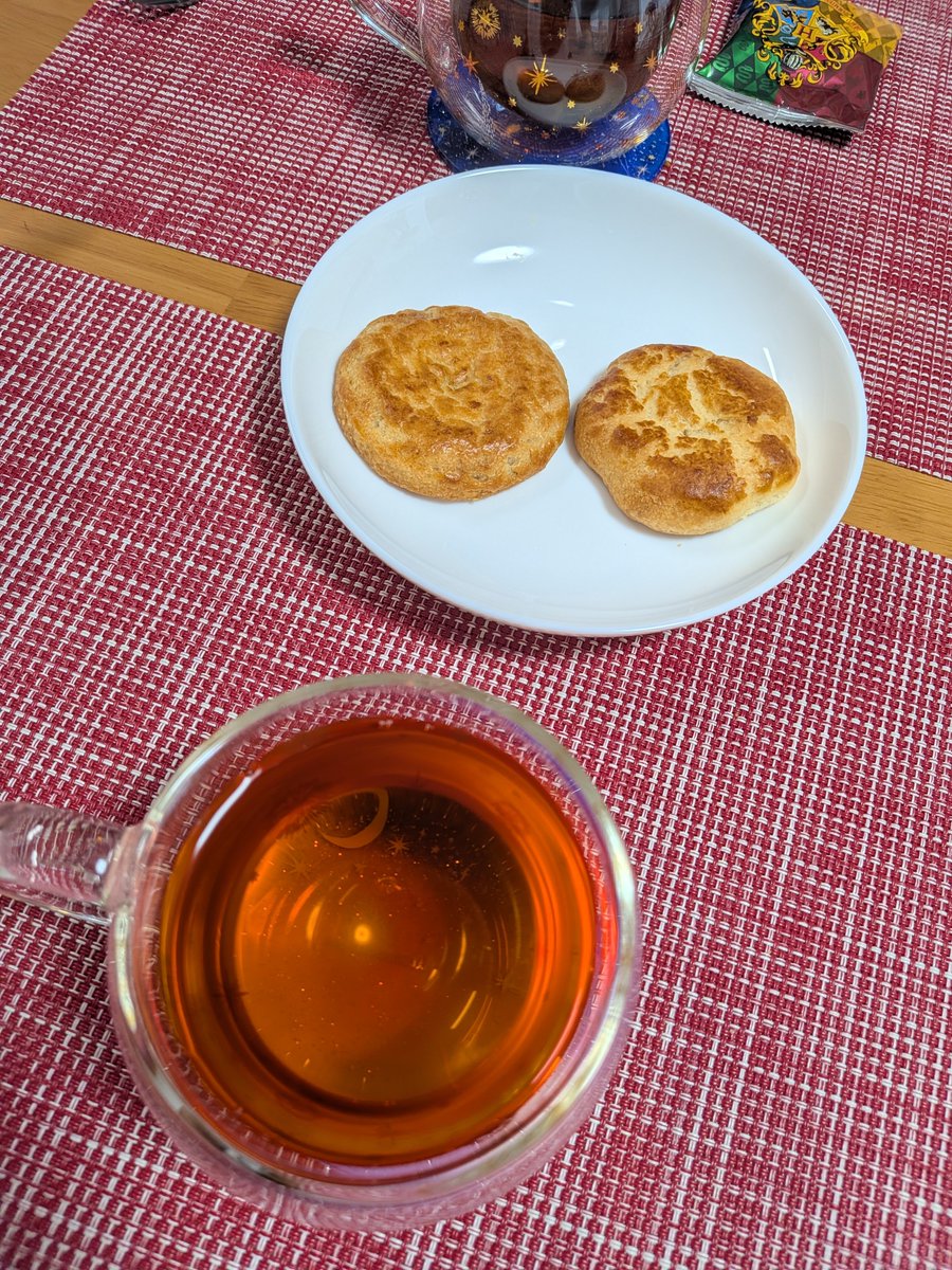 chrysanthemdoll's tweet photo. 今日のティー
シャトレーゼの発酵バターの釜焼きパイ(かぼちゃ・さつまいも)と
ムレスナティーの楊貴妃の果実の水出し https://t.co/wgd6X3GXXe