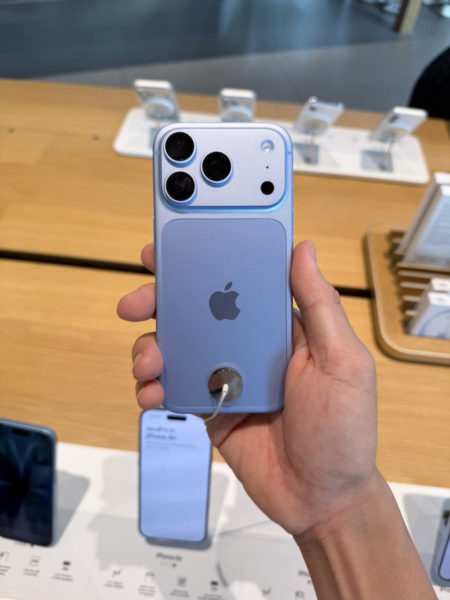 kerncle's tweet photo. ใครหาซื้อ #iPhone18Pro #iPhone18ProMax ที่ Apple Store Central World วันนี้มีขายหน้าร้านทุกสีทุกความจุเลย https://t.co/CyDH7xBBSp
