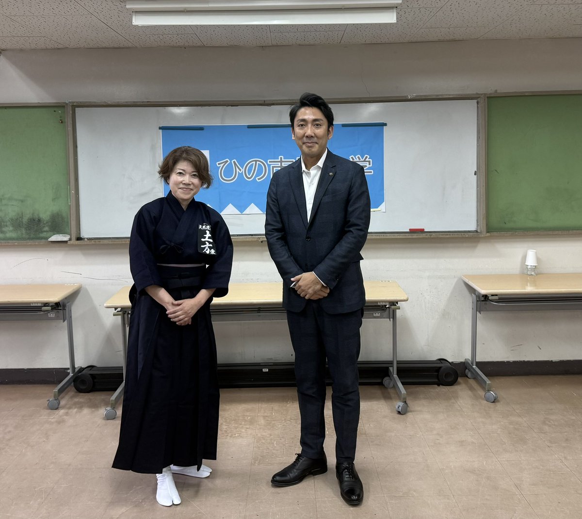 toshizoofficial's tweet photo. ひの市民大学「子孫が紡ぐ土方歳三」講演終了いたしました✨

古賀市長さまもお聴き下さり、大変光栄でした

そして今回、日野道場さまのご厚意にて、演武にも参加させていただきました✨人生初！

そ、そしてなんと井上源三郎御子孫の井上先生と表木刀を2本交えさせていただきました✨

歳三さんが、上洛時、頼れる先輩として慕った井上源三郎さん🌟
帰宅し、一番にお仏壇の歳三さんに本日の報告をしました🌟

幕末時は、新選組の仲間として、そして現代では、とも��新選組を伝える立場として、世代を超えて良いお付き合いをさせていただき、有り難いです☺️

胴着、���レゼントしていただきました😭😭😭
もう、天然理心流入門するしかないのか、、、

ご参加下さいました皆さま、ご一緒して下さいましたひの道場の皆さま、貴重な機会をいただきましたひの市民大学の皆さま、ありがとうございました✨🙏✨

#新選組のふるさと日野