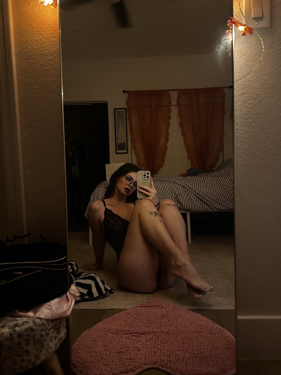 v_alyssax's tweet photo. front or back? https://t.co/Yh2J687ATN