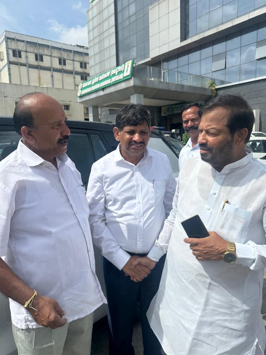 APRanganath's tweet photo. ಮಾಜಿ ವಿಧಾನ ಪರಿಷತ್ ಸದಸ್ಯರು ಹಾಗೂ ಹಿರಿಯ ಮುಖಂಡರಾದ ಶ್ರೀ ಡಿ.ಎಸ್. ವೀರಯ್ಯ ಅವರನ್ನು ಭೇಟಿ ಮಾಡಿ ಬೆಂಗಳೂರು ಶಿಕ್ಷಕರ ಕ್ಷೇತ್ರದ MLC ಚುನಾವ��ೆಗೆ ಬೆಂಬಲ ಕೋರಲಾಯಿತು.
ಎನ್‌ಡಿಎ ಗೆಲುವಿಗೆ ಹಾರೈಸಿ ಶುಭಾಶಯ ಹಾಗೂ ಬೆಂಬಲ ಸೂಚಿಸಿದ ಹಿರಿಯರಿಗೆ ಧನ್ಯವಾದಗಳು! 🙏🎯#DSVeeraiyya #ExMLC #MLCElection2026 #BangaloreTeachers https://t.co/hT9vq3xt4l