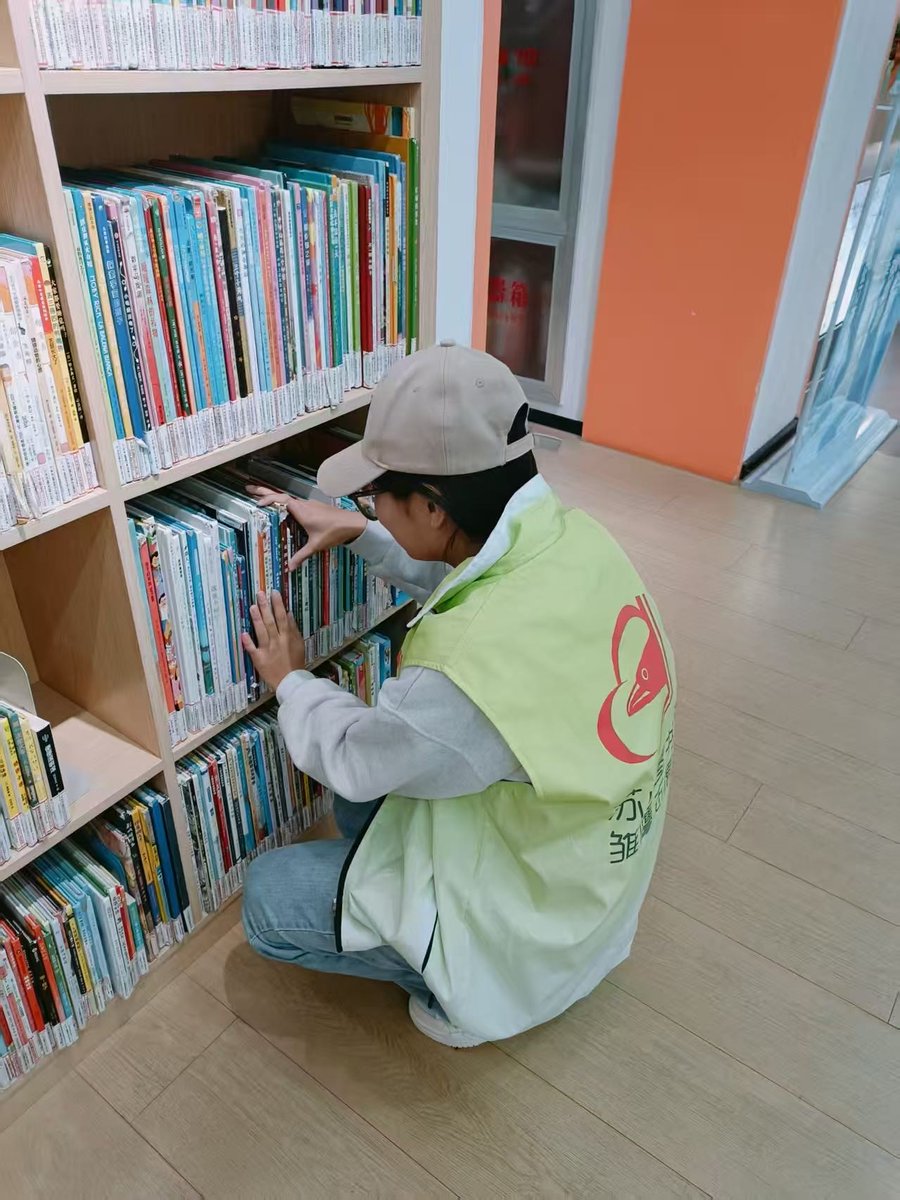 runfm685295's tweet photo. Spent 4 hours today helping sort donated books at the community center—seeing kids grab their favorite storybooks made every minute worth it! https://t.co/etQAubE7br