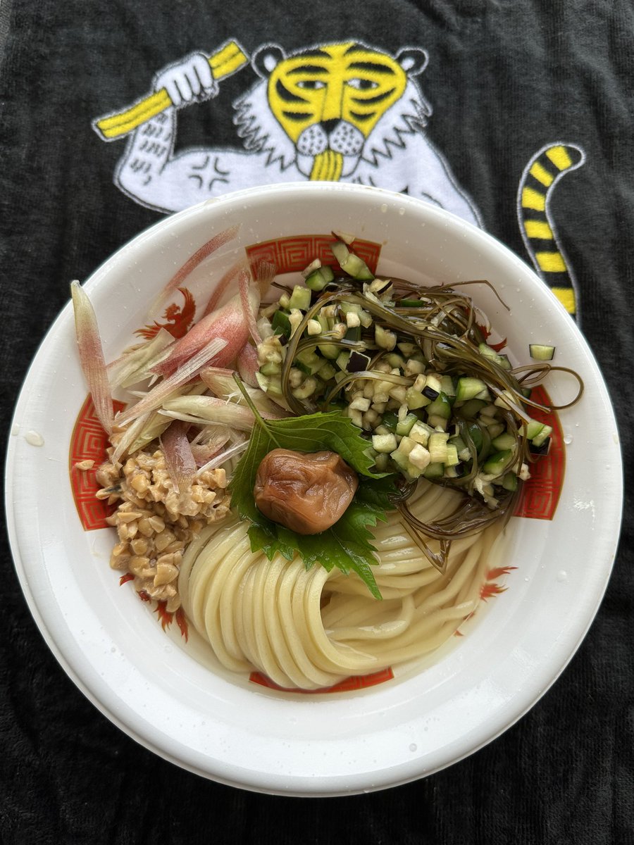 toku0728's tweet photo. 熱狂中野ラーメン祭2026
ゴールデンタイガー
《AKM》＋スペシャルトッピング
ファストパス限定
《cons》
ゴールデンタイガーで2杯食い🐯AKMは背脂とネギで弾力艶モチ麺を絡めて♡3種の神器虎辣油がめっちゃ合うから必須で👍2杯目は昆布水の入った旨さっぱりな一杯！下には特製タレで2段回で楽しめる😋 https://t.co/DMXjQ3AMa7