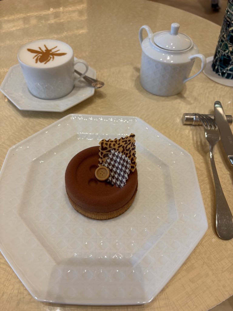 K6Sake's tweet photo. 空港でケーキ食べた
もうすぐ台湾行く https://t.co/LjEbXmD0nk