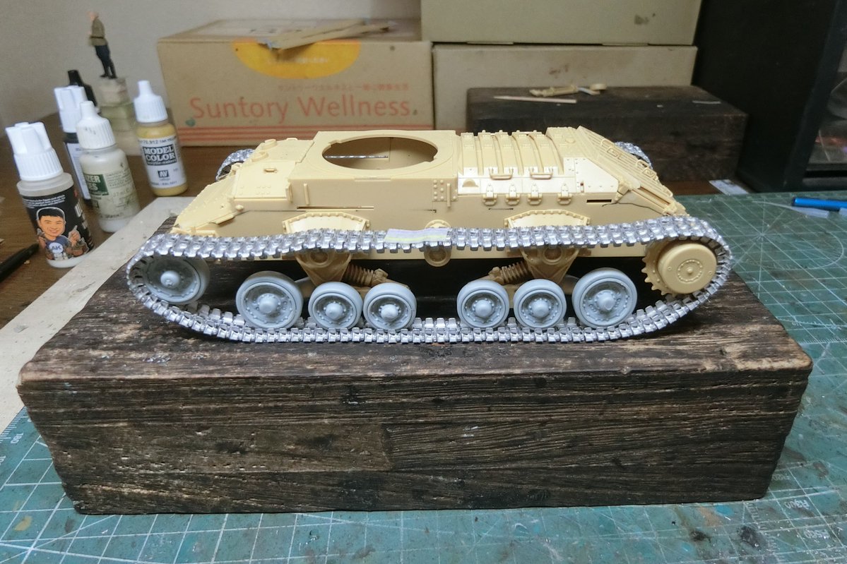 mkakudou's tweet photo. ソ連に供与されたイギリス戦車の第２弾でタミヤのバレンタインを製作します。車体下部を組立、転輪をMiniartのものに取り換え、フリウルの履帯を仮組したとこ��。これより足回りの塗装に入ります。 https://t.co/8kYlEYgpAJ