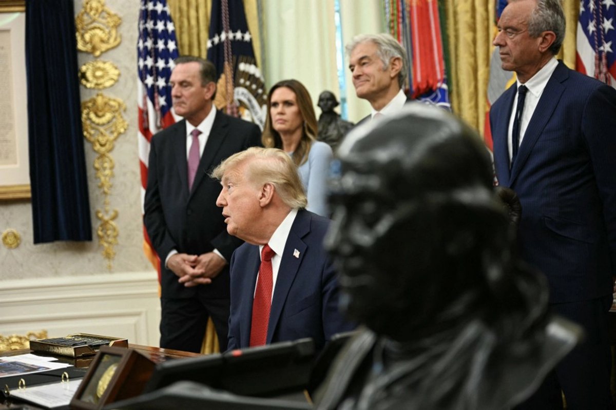 KyivPost's tweet photo. US President Donald Trump signed sweeping Russia and Iran sanctions legislation on Friday. 

The law gives Trump authority to impose tariffs of up to 100% on major buyers of Russian energy, like China and India. 

https://t.co/hjC1kShLEH https://t.co/GOkKl1rzt1