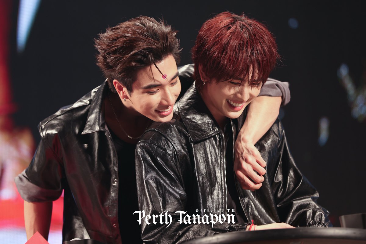 PerthOfficialTH's tweet photo. ลอกวิธีพับเครื่องบินแบบเมะกลยุทธ์ 😎

PERTHSANTA NIHON ICHINICHI 

#PerthSantaXFanday33inOSAKA
#PerthSanta #เพิร์ธแซนต้า https://t.co/Xh4gmP6Yid