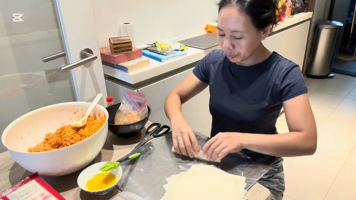 GenQuimba's tweet photo. In today's video you can watch the whole process of making lumpia from scratch! My Filipino friends abroad really love it. Want some, too? 😋 (Full video in the comments!)
#Lumpia #FilipinoFood #PinoyFood #HomeCooking #Foodie #HKPinay #OFW #LutongBahay #SpringRolls https://t.co/LdqSuaK6cg