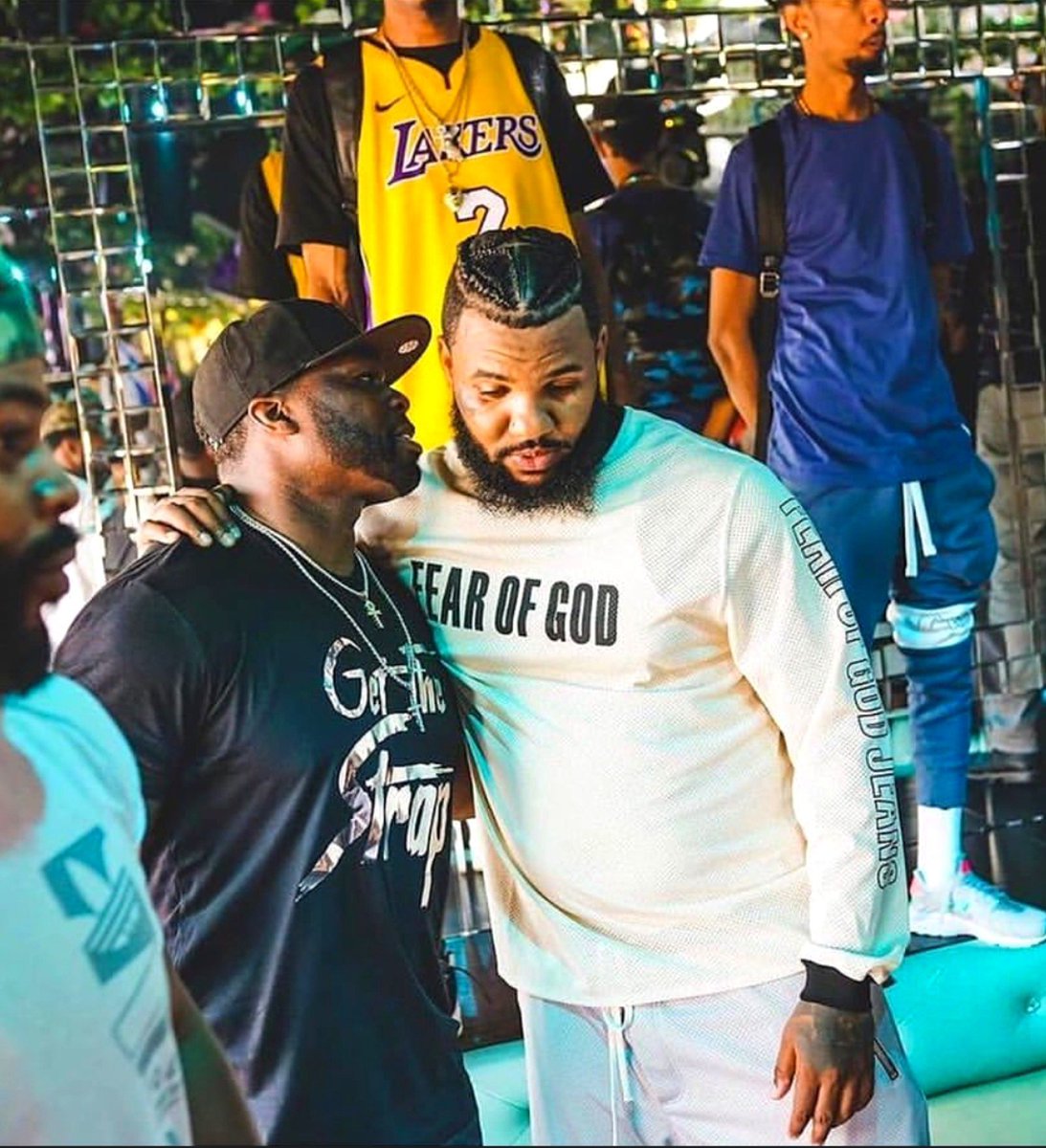 Bigdawg_Fly's tweet photo. 13 years after their fallout, 50 Cent and The Game ended up standing next to each other at a LA club like none of it ever happened. 😂

Hip-hop beefs really used to last a lifetime.👀 https://t.co/iz354OftXm