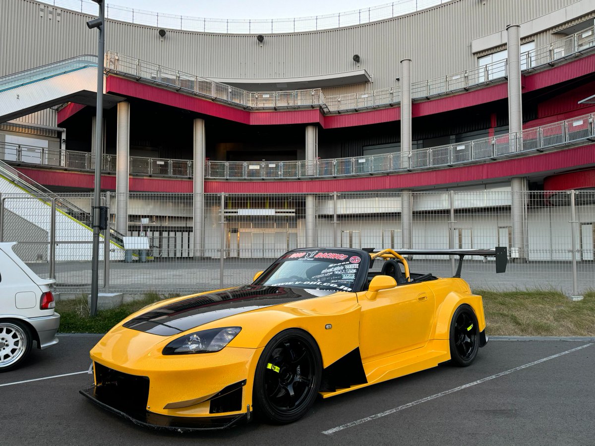 CKhaimai's tweet photo. 日系カスタムカーのロマン、誰が拒めるの？😭🚗
東京で偶然出会ったカスタムカーのオフ会。
JDMにスポーツカー、スタンス系まで、どの一台も好みに刺さりすぎる🔥

#東京 #カスタムカー #JDM #JDM好き #スポーツカー #スタンス https://t.co/UDdt1nqY8g