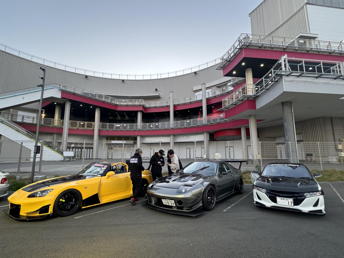 CKhaimai's tweet photo. 日系カスタムカーのロマン、誰が拒めるの？😭🚗
東京で偶然出会ったカスタムカーのオフ会。
JDMにスポーツカー、スタンス系まで、どの一台も好みに刺さりすぎる🔥

#東京 #カスタムカー #JDM #JDM好き #スポーツカー #スタンス https://t.co/UDdt1nqY8g