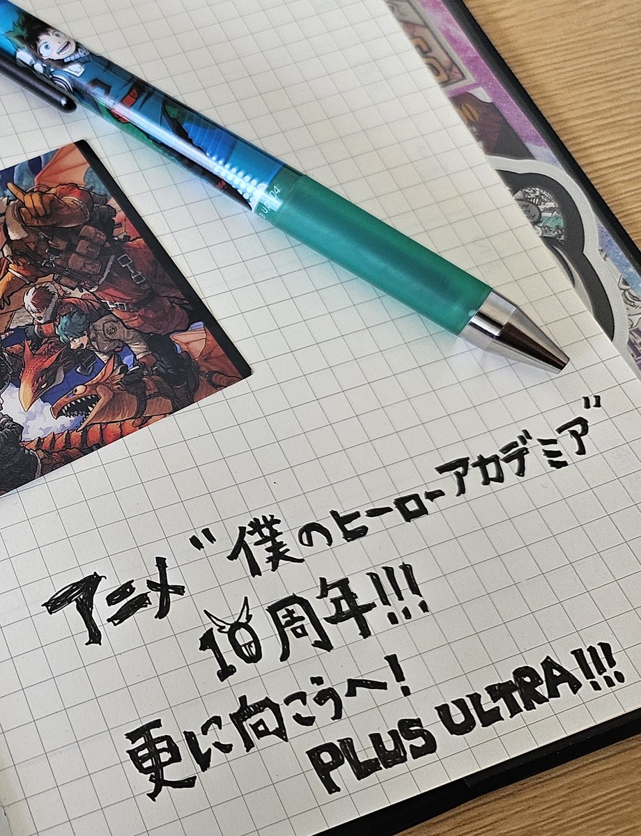 WATANABOX's tweet photo. アニメ
『#僕のヒーローアカデミア』
10周年記念フィギュア

A組のフルメンバーをフィギュア化する時点で、前代未聞なのに、、、
｢原作イラストを完全再現する。｣という、更に特別な企画！

わたくし、WATANABE(渡辺雄介)がデクをはじめとする23名全員の彩色を担当させて頂きました！
全てではありませんが、この為に作った塗料です。(写真2枚目)

BANDAI SPIRITS様が先導し、
原作者 堀越さん、
集英社担当者さん、
TOHOanimationさん、
BONZfilmさん

これらの関係各社様が調整し、10周年の節目だからこそ許諾を了承���て下さった上に進行した企画です。

今回の様な｢原作イラスト再現｣は、
決して当たり前ではないことをご理解お願い��ます。

関係者の皆様、本当にありがとうございました。
お世話になりました。

そして、
この10周年記念フィギュア企画は、毎月16日“ヒーローの日”に特設サイトにて様々な企画が更新されていきます。

第2弾として彩色仕事のショート動画が計5本アップされております。
https://t.co/RfJXkn164i

第3弾はデクの声優、#山下大輝 さんへのインタビュー！
4弾、、5弾と続いていくみたいですが、どこまで続くのかは僕も把握できてないですが、
非常に沢山の仕掛けを用意してるみたいです。
めっちゃ楽しみです！

▼特設サイト
https://t.co/qSjMHZ1Mrv

世界中のファンの方々に愛され、沢山の想いが積み重なって10周年を迎えられたこと。
心からお祝いと感謝を申し上げます。

更に、更に向こうへ！！
Plus Ultra！！！

#WATANABOX 
渡辺雄介

#MyHeroAcademia
#MHA
#hiroaca_a