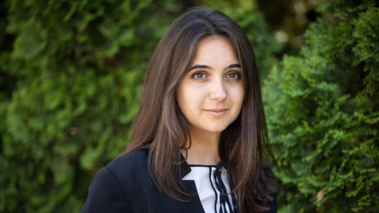 Weltwoche's tweet photo. Selenskyjs Ex-Sprecherin Julija Mendel beklagt «Menschenjagd» auf ukrainische Männer https://t.co/b1wejfOr7A https://t.co/Ddq2yTU7gJ