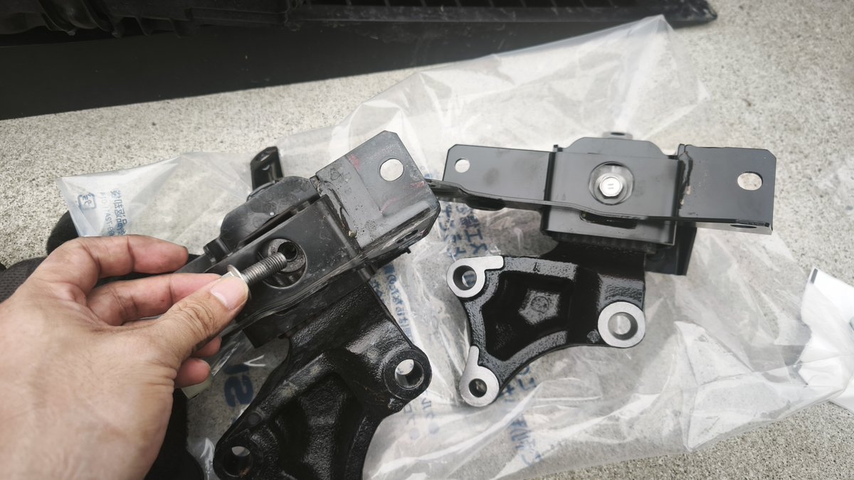 midjam_'s tweet photo. スイフトの助手席側ミッションマウントの持病…
対策品なのにここのボルトガタつくって…
しかもAssyでマウント1個2万て… https://t.co/qGUZCtNcQM