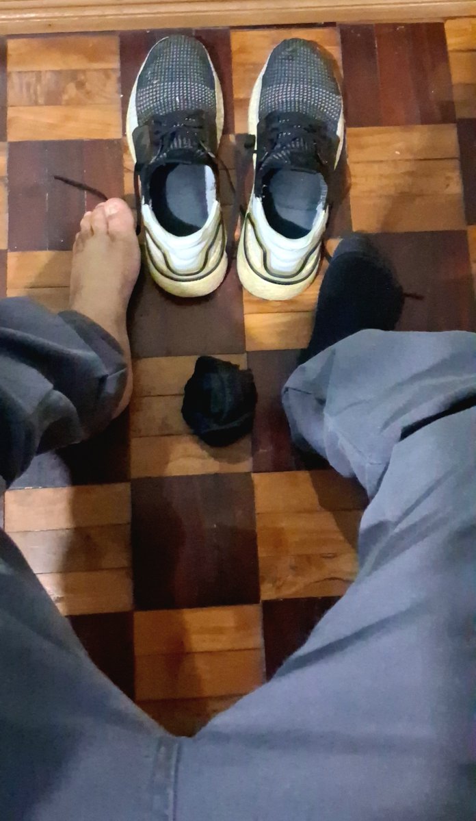 pinoinaughtyboi's tweet photo. 07/04 Galing sa mahabang biyahe Langhapin ang masarap na amoy ng #usedsocks #usedsweatysocks #usedShoes #sweatyShoes worship my #sweatyFeet #tiredPinoyFeet #SweatyAsianFeet #TiredAsianFeet #PinoyFeet #alterBaguio #AlterPH #AlterPinas. Mainit-init pa. Masarap amoy niyan. https://t.co/n6C84hikcc