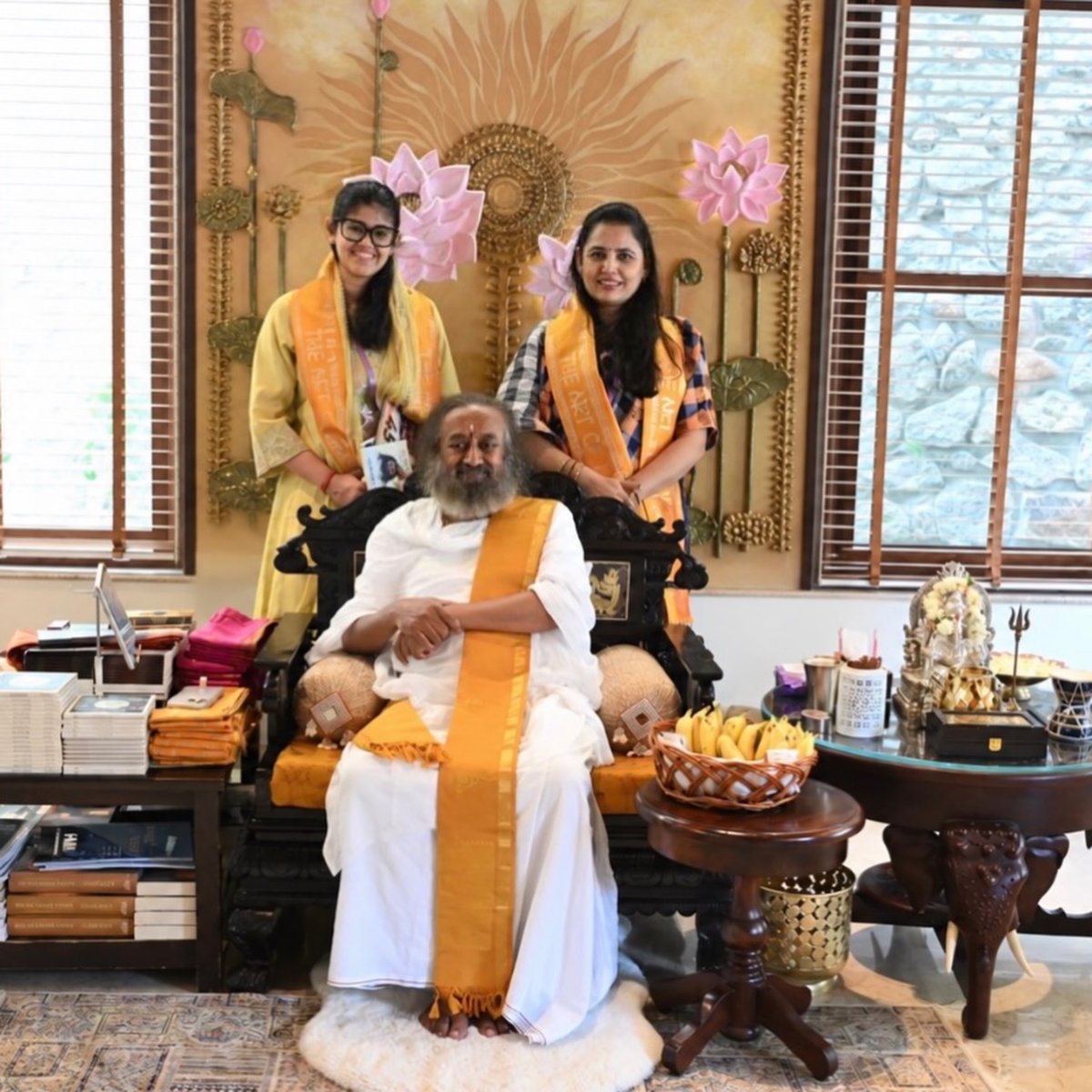 ArtofLiving's tweet photo. Anupriya, producer of Hanuman Ansh, met Gurudev Sri Sri Ravi Shankar at The Art of Living International Center, Bengaluru—a heartfelt moment where cinema, devotion and spirituality came together. ✨🙏 https://t.co/rUzwj4t2KN