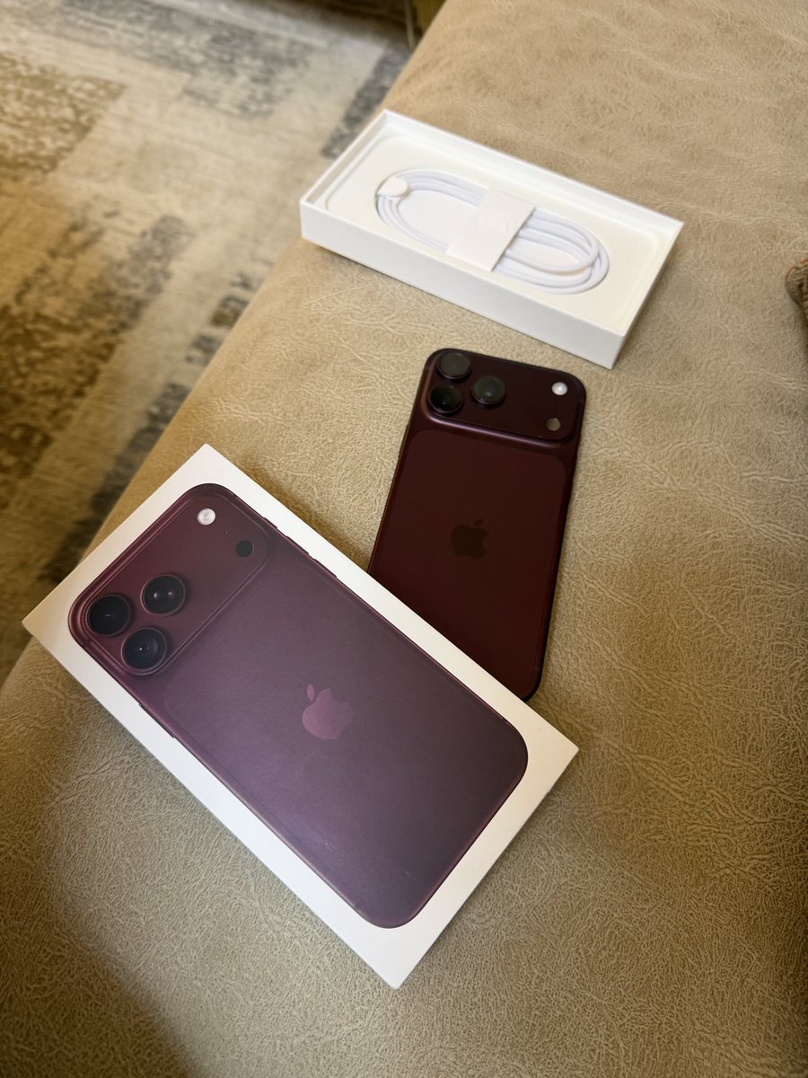 MudiwaHood's tweet photo. My iphone 18 promax is here🙏
Got delivered 3 with wifey and Junior’s phones…. Will see what to do with old ones…. https://t.co/O8eVAlsGUU