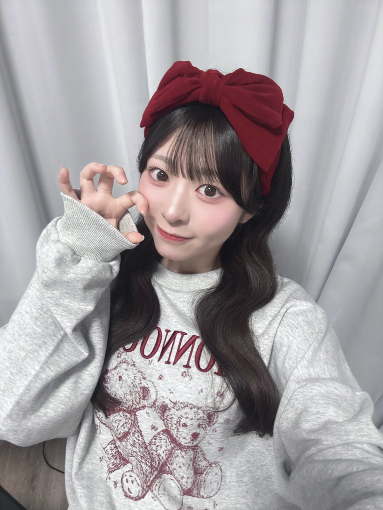momo_KLM0306's tweet photo. オン特あ���がとう〜ᴖ  ̫ ᴖ♩
今回の衣装はmerry jennyさんのくまさんスウェットでした🧸❤️
衣装ご提供していただきありがとうございましたᴗ  ̫ ᴗ
2匹なかよしでいて愛おしい、、

くまさんの色に合わせてカチューシャも選んだよー！♡
リボンカチューシャだいすき🎀似合ってる？

みんなのところに届くのが楽しみだ🧑‍🩰まっててね^_-♡

 #カワラボメイツ #青島もも