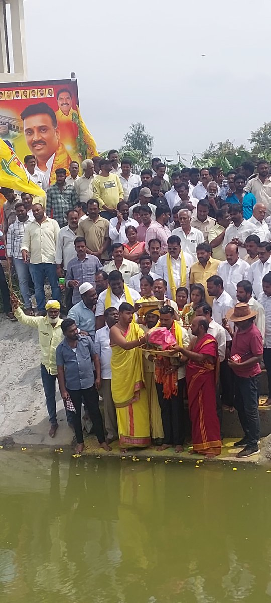 tdpmadhupgr's tweet photo. పుంగనూరు ప్రజల దశాబ్దాల కల సాకారమైంది! @ncbn గారి చలవతో హంద్రీ-నీవా కాలువ ద్వారా కృష్ణా జలాలు నేడు పుంగనూరుకి చేరాయి.

ఈ చారిత్రాత్మక ఘట్టాన్ని పురస్కరించుకుని నియోజకవర్గ @JaiTDP పార్టీ ఇన్చార్జ్ శ్రీ వై. మధుసూదన్ నాయుడు గారు కృష్ణా జలాలకు ఘనంగా *జలహారతి* కార్యక్రమం నిర్వహించారు. https://t.co/q6VirllGBc