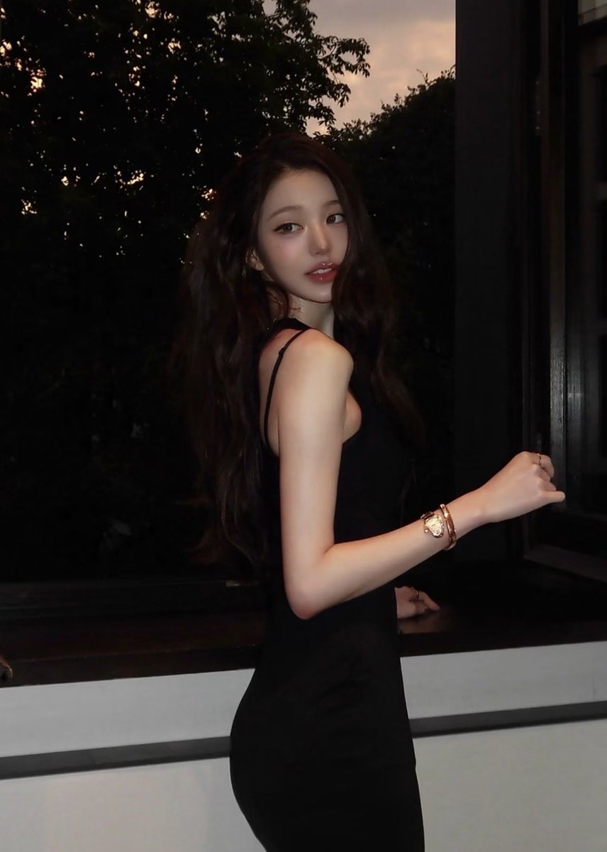 mvqiie's tweet photo. @miagothstan yeah but she doesn’t look like a sick victorian child… mind u… https://t.co/0iiIk67VqP