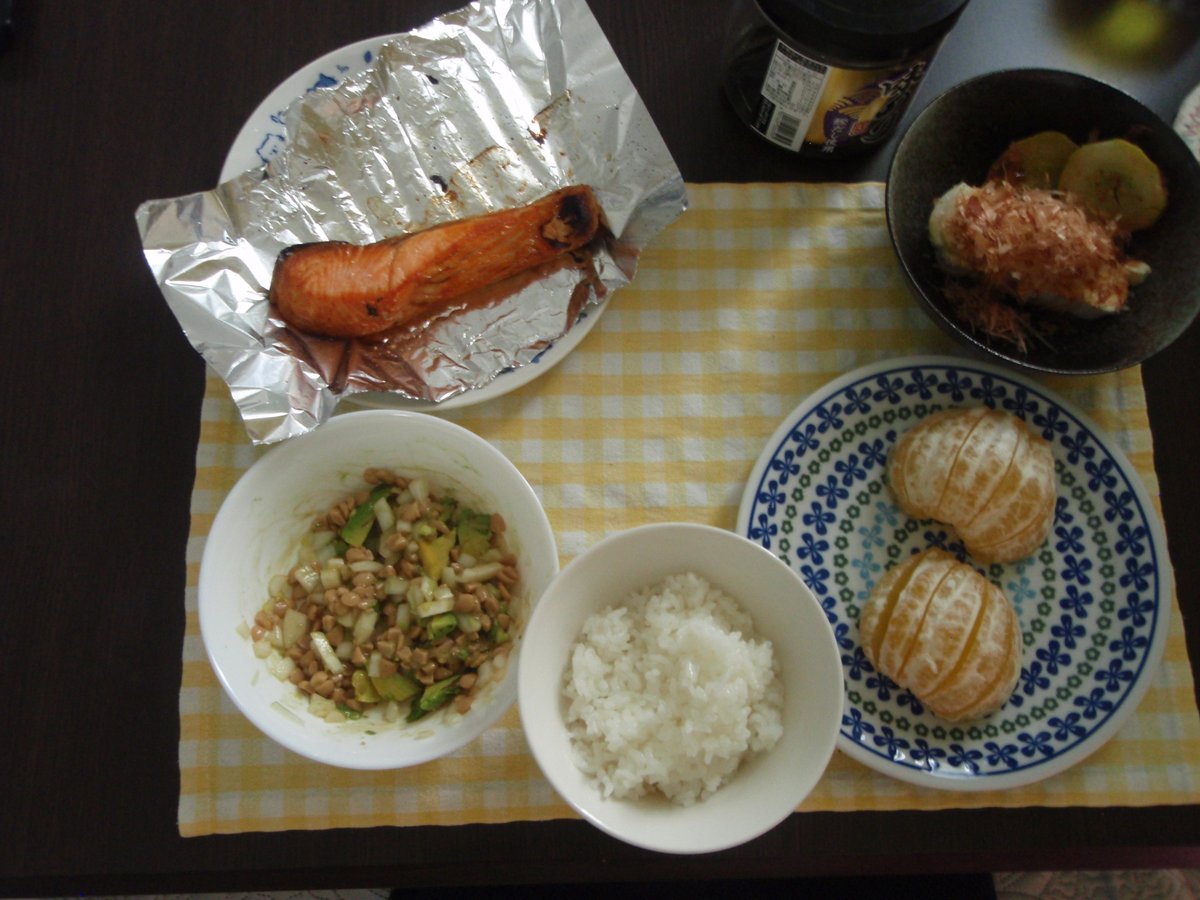 izumobojo's tweet photo. 健康的な朝食

今朝は、鮭を焼いた。
納豆には、アボカドと玉ねぎを入れてみた。 https://t.co/BLXpySxJmv