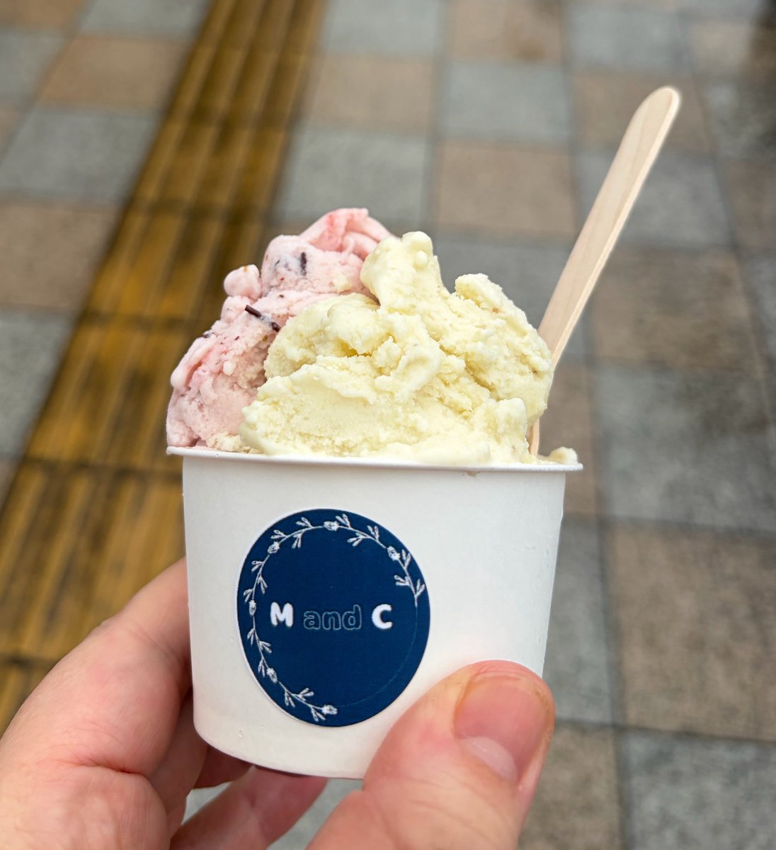 ebi2811's tweet photo. 気になってた洋食屋さんに行ってお祭りに行ってきた
キッチンカーのジェラート屋さんがものすごく好みの味で引き返してもう一回買ってしまった
家族とわけてチョコイチゴ・アールグレイ・和栗・チョコレート食べたけどアールグレイが1番好きだった https://t.co/cY28t2QQsG