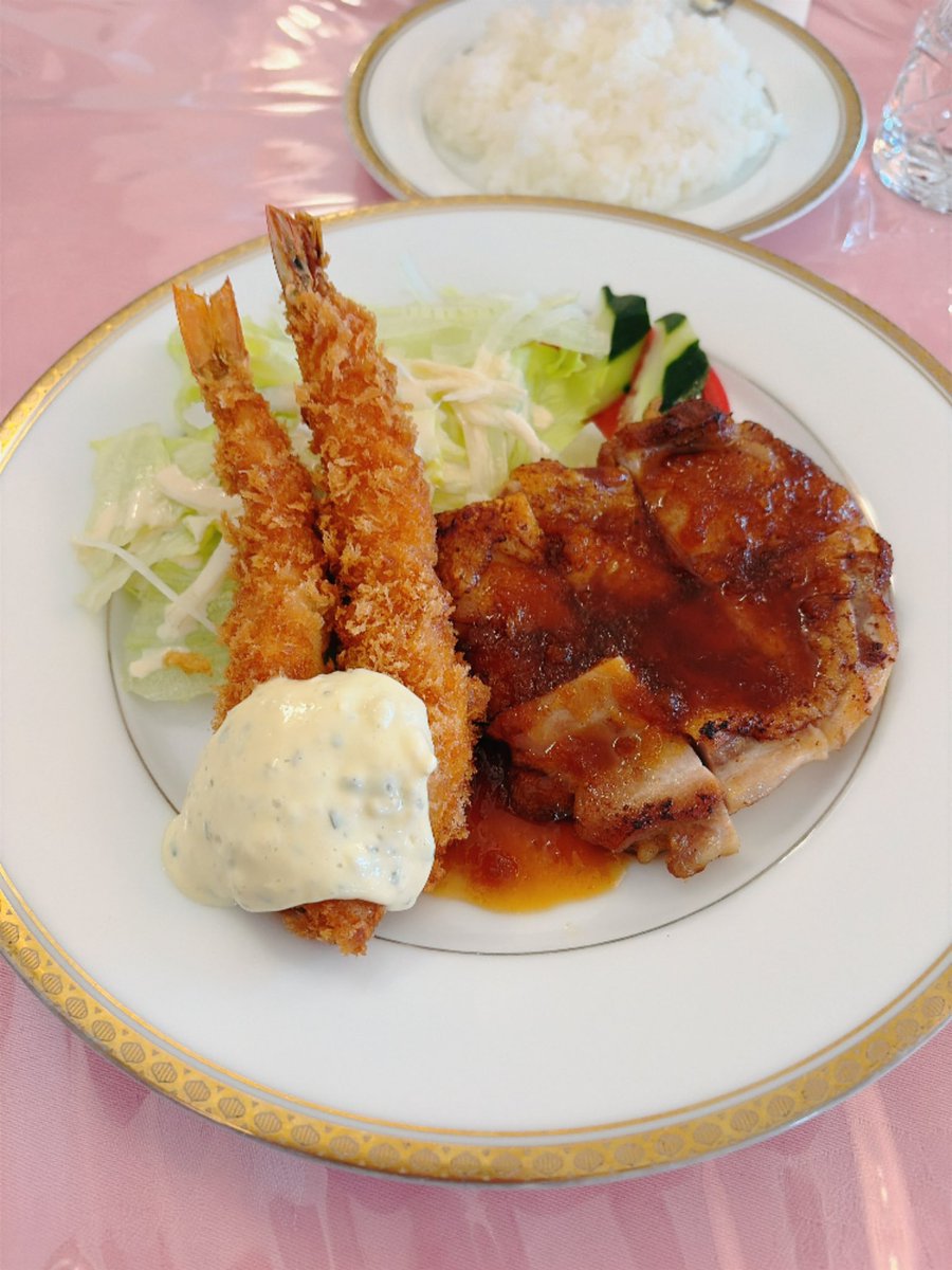 ebi2811's tweet photo. 気になってた洋食屋さんに行ってお祭りに行ってきた
キッチンカーのジェラート屋さんがものすごく好みの味で引き返してもう一回買ってしまった
家族とわけてチョコイチゴ・アールグレイ・和栗・チョコレート食べたけどアールグレイが1番好きだった https://t.co/cY28t2QQsG