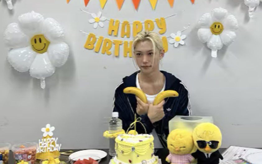 hyunleee77's tweet photo. 260919 フィリックス センイルYouTubeライブ 日本語訳 “0915誕生日ライブ🐱💙”

🐥始まってるかな？FANSに入らなきゃかな。みなさん見えてますか〜？
9/15じゃないですけど、9/15みたいにやりますね笑笑
🎶誕生日ソング
🐥1人でこうやって歌うの気まずいなぁ😸
🐥願い事して吹きますね https://t.co/jgACdAPH2E