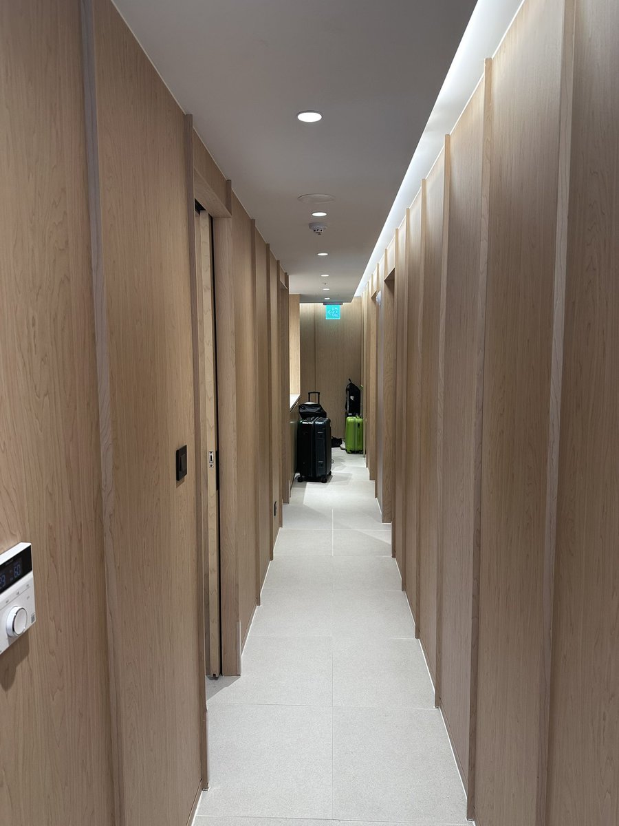 ei2001_'s tweet photo. VRChatみたいな部屋きちゃー！ https://t.co/WyMboYCxFd
