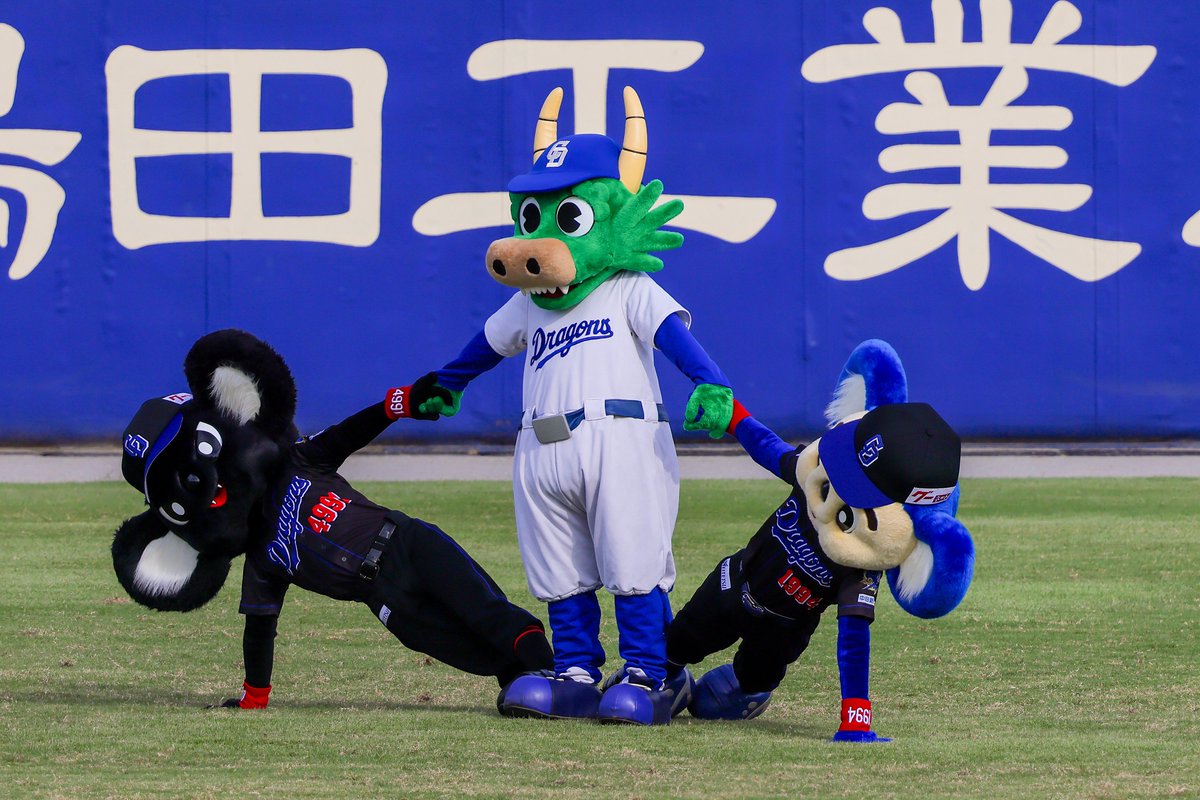 snmy_dragons's tweet photo. マスコット達による扇🪭
#ブラックドアラ #ガブリ #ドアラ
#dragons #中日ドラゴンズ https://t.co/cUrwymQsj3