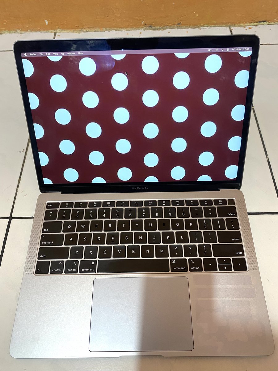 fafaatrashacc's tweet photo. DIJUAL MACBOOK AIR RETINA 13” 2019 – RAM 16GB ‼️
💻 MacBook Air Retina 13-inch 2019
⚙️ Processor: Intel Core i5 1.6 GHz Dual-Core
🧠 RAM: 16 GB
🍎 macOS Sonoma 14.5
💾 Storage: [isi kapasitas SSD, mis. 128GB/256GB]
✨ Layar Retina
⌨️ Keyboard &amp; Touchpad berfungsi https://t.co/q2gb0Dp30j
