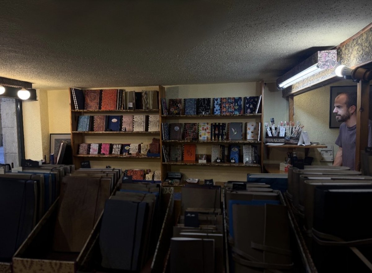 _chandni45's tweet photo. The only thing excited me in terms of shooping was this leather book store, you best believe me I went crazy https://t.co/mO4IPrrK1x
