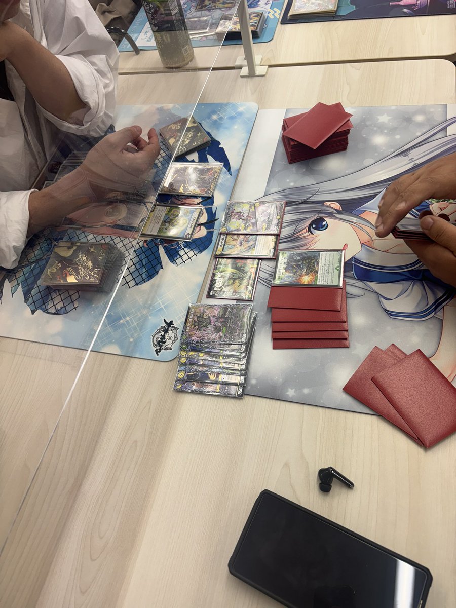 DmpMasked's tweet photo. 4回戦目の対戦の様子です！

曲者デッキが揃ってます！ https://t.co/HwfqdfPfse