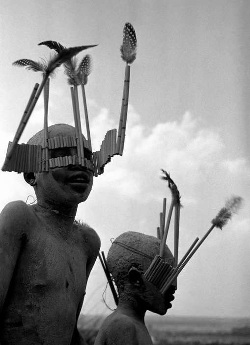 LaurentRie28741's tweet photo. Photos-reportage du samedi.

George Rodger et l'Afrique.

Pionnier du photojournalisme, le Britannique George Rodger (1908-1995) s'est fait connaître en couvrant la Seconde Guerre mondiale pour le magazine Life. Traumatisé par la libération du camp de Bergen-Belsen en 1945 — où il réalise qu'il cadrait la mort de façon esthétique —, il jurera de ne plus jamais être reporter de guerre.

​En 1947, il cofonde la prestigieuse Agence Magnum aux côtés de Henri Cartier-Bresson, Robert Capa et David Seymour. 
Il entame alors une quête de pureté et d'humanité qui le mène sur le continent africain.

​Pendant plusieurs décennies et à travers des dizaines de milliers de kilomètres — du Cap au Caire et au travers du Sahara —, Rodger documente la beauté, la dignité et les traditions des peuples d'Afrique. 

Ses reportages sur les lutteurs Noubas du Soudan (1949), ainsi que ses clichés en Ouganda, au Kenya et en Afrique du Sud, restent des chefs-d'œuvre de l'ethnographie visuelle. 

Son approche repose sur un profond respect : il s'intègre avec discrétion, sans imposer son objectif.

​Ses photographies en noir et blanc, d'une grande maîtrise de la lumière, saisissent la force des corps, la richesse des rites et le quotidien des communautés avant les bouleversements de la décolonisation. George Rodger a laissé en héritage un regard d'une rare élégance éthique.

​#GeorgeRodger #MagnumPhotos #BlackAndWhitePhotography #Africa #Photojournalism

Les photos :
- Danseurs faiseurs de pluie, Latuka, #Soudan, 1948.
- Jeune Masaï candidat à la circoncision, Région du #Masaï Mara, #Kenya, 1979.
- Des enfants de la tribu Wagogo portent des coiffes spéciales pour la cérémonie de circoncision, #Tanzanie, 1947.
- La parure traditionnelle de la tribu AmaNgwane comprennent des lances et un bâton de combat. #Swaziland, 1948.

#Decouverte #Documentaire #TravelAfrica #Peuples #TheAfricaTheMediaNeverShowsYou