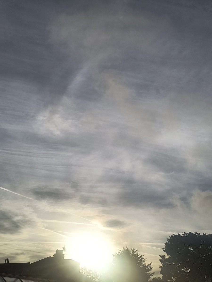 baldry_philip's tweet photo. Saturday morning shit show of a sky here in sunny Portsmouth UK! Have a glorious day mofo's! 🫵 https://t.co/2IHpEeF3cO