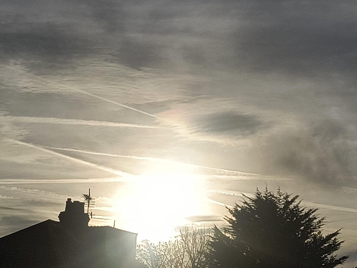 baldry_philip's tweet photo. Saturday morning shit show of a sky here in sunny Portsmouth UK! Have a glorious day mofo's! 🫵 https://t.co/2IHpEeF3cO