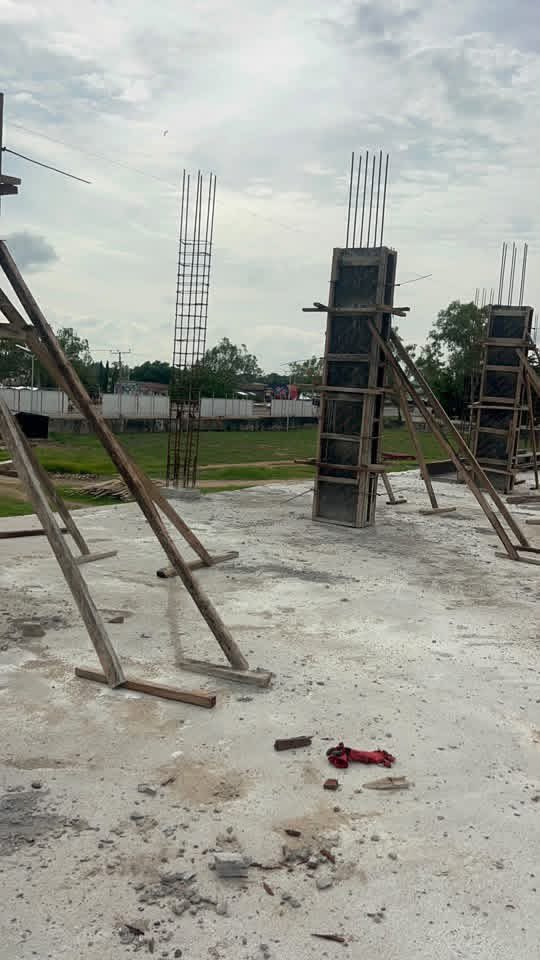 KarfeAndrew's tweet photo. THE CONCRETE LOOKS HARD AFTER ONE DAY, BUT THAT DOESN’T MEAN IT IS READY FOR EVERYTHING.

This is one mistake I see people make on construction sites. Once concrete becomes hard enough to walk on, they assume it has already developed its full strength.

That should not happen. https://t.co/e9NdH7SQap