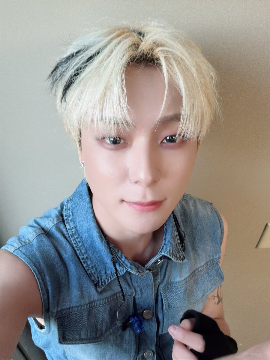 OmegaX_members's tweet photo. [#OX]

시애틀에서 미주투어의 끝을 함께해줘서 고마워 큰 힘이 되었어 🌸💙🌙

#OMEGA_X #오메가엑스
#제현 #JEHYUN https://t.co/VugoIPEwCZ