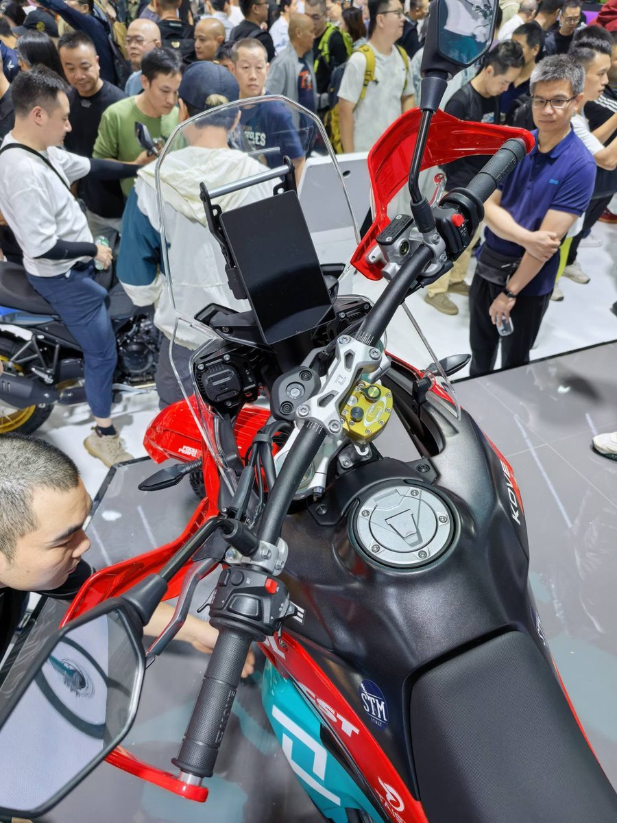 BatonBikes's tweet photo. 重慶で開催されているCIMA2026（モーターサイクルショー）で350RALLYが発表されました！　詳細不明ですが、シート高の低いトレールモデルと見受けられます。輸出試用が出るのかどうかは11月のEICMAで発表されることと思います。2027年もKOVEに要注目！ https://t.co/HuGpe5CDZB