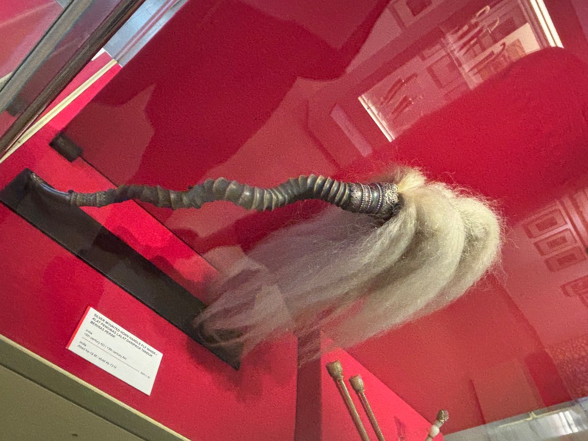 Recpt_Neighbor's tweet photo. マレーシアのイスラム美術館に展示されていたハエ叩きが死の呪文を唱えられそうで笑ってしまった https://t.co/bZzlJpJSVx