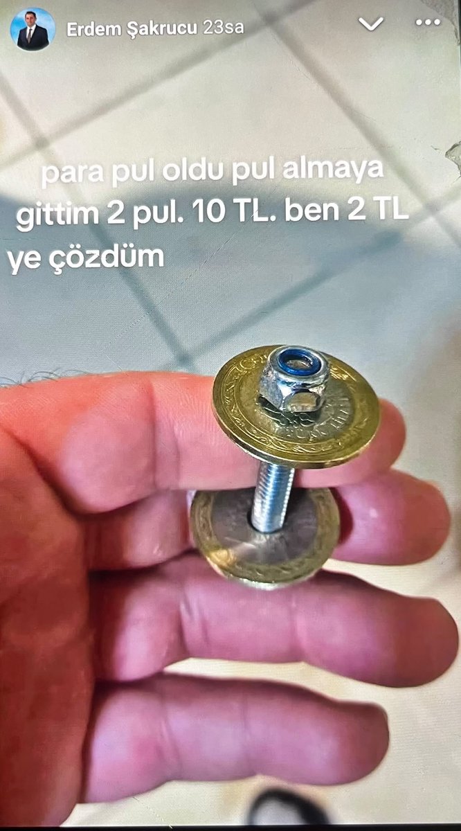 Zekeriya_Say's tweet photo. 📌Madeni paradaki Atatürk resminden "vida" geçiren Erdem Şakrucu...
*
📌Halen Anamur Belediyesi Belediye Meclis Üyesi olarak görev yapıyor.
*
📌Dün de CHP'den istifa edip Özgür Özel'in Yeni Parti'sine geçti..
*
📌Mütedeyyin bir adam TL'yi delip vida geçirse muhtemelen şimdi 5816 yasa kapsamında yargılanıyor olurdu!..