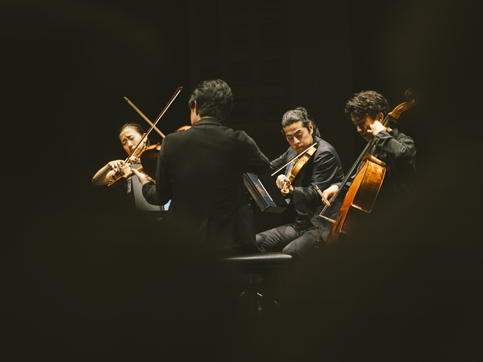 SuntoryHall_PR's tweet photo. 【写真追加📷 #カルテット風雅】
ARDミュンヘン国際音楽コンクールで第3位を受賞した4人🎊現地から届いた写真を掲載しました🎵
https://t.co/fnKJdo0shS
9/25(金)サントリーホール公演もチケット発売中🎫
https://t.co/ODybcL95NR
#サントリーホール #カルテット #室内楽 https://t.co/nW3KXHQt0H