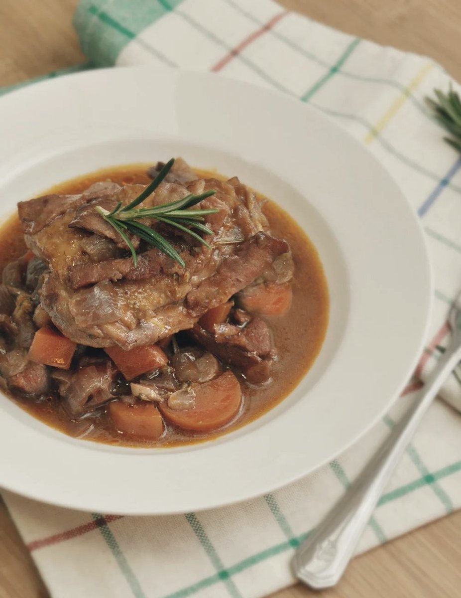silku675303's tweet photo. Festive feast alert! Roast turkey, spiced cranberry sauce u0026 hot mulled wine make this holiday meal the ultimate cozy pick—tag your dining buddy!  #ChristmasEats https://t.co/tW4OIc1Ho3