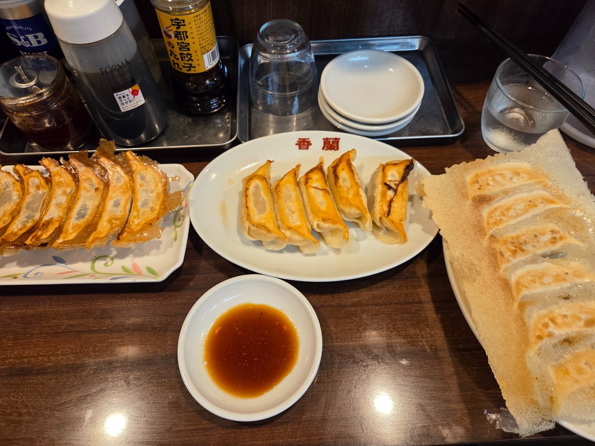 Engine_Kazumi's tweet photo. 宇都宮で餃子食べてる

調子に乗って12個テイクアウトで食べた後に、さらに24個頼んでフードファイトになってる🥺🥺🥺 https://t.co/qSz7Tb9PHM