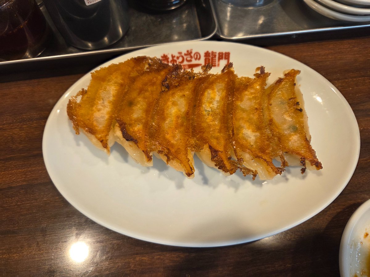 Engine_Kazumi's tweet photo. 宇都宮で餃子食べてる

調子に乗って12個テイクアウトで食べた後に、さらに24個頼んでフードファイトになってる🥺🥺🥺 https://t.co/qSz7Tb9PHM