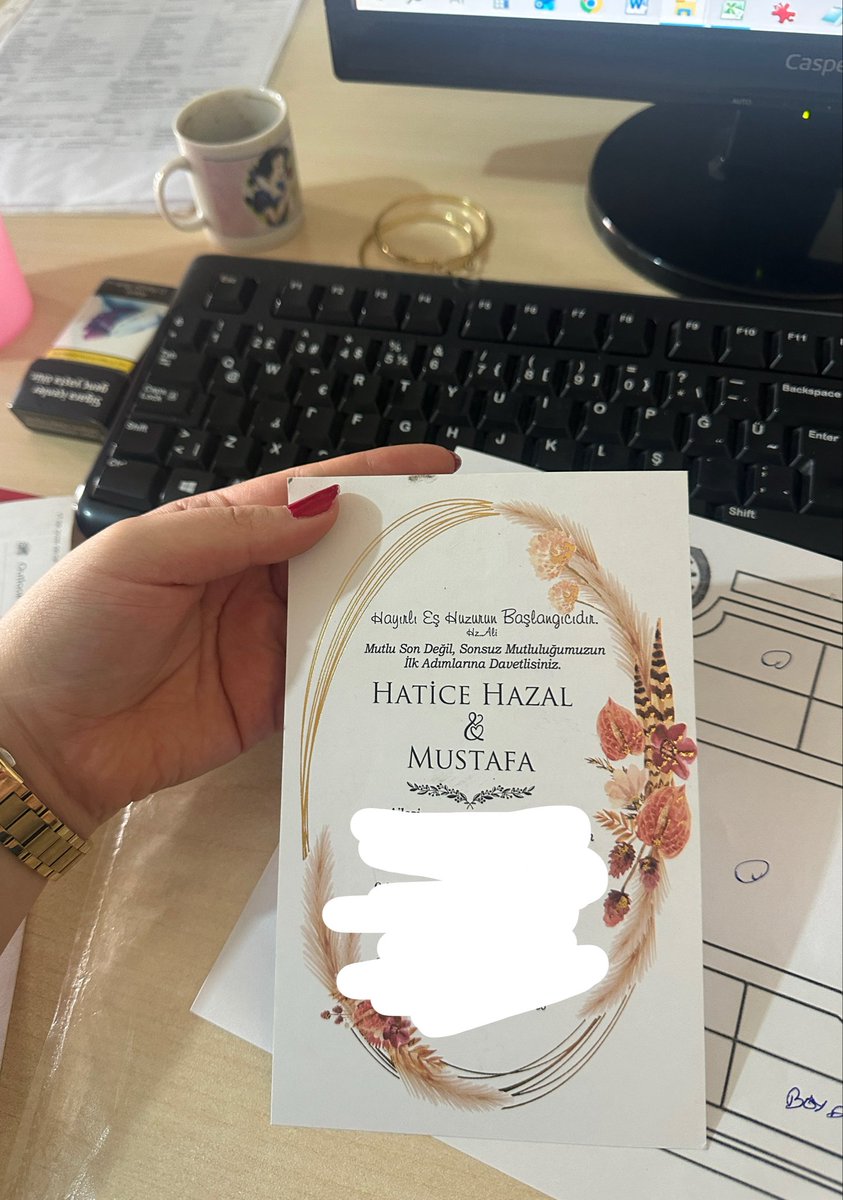 cansuuimre's tweet photo. ustam niye parça listesini düğün davetiyesine yazıp gönderdin ki DDNNDND https://t.co/cbYCGW5INv